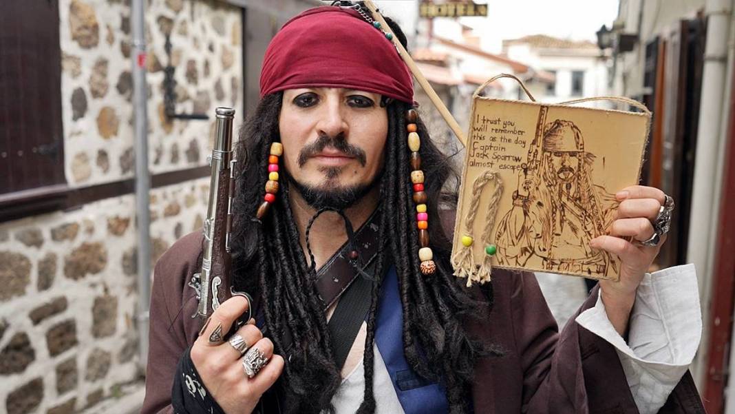 Ankaralı Jack Sparrow, oyun havalarıyla başkenti coşturdu! Görenler telefona sarıldı 9